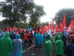 Partai Buruh Isi Kampanye Hari Pertama dengan Aksi Unjuk Rasa di Gedung Sate
