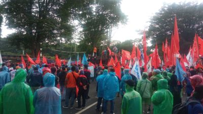 Partai Buruh Isi Kampanye Hari Pertama dengan Aksi Unjuk Rasa di Gedung Sate