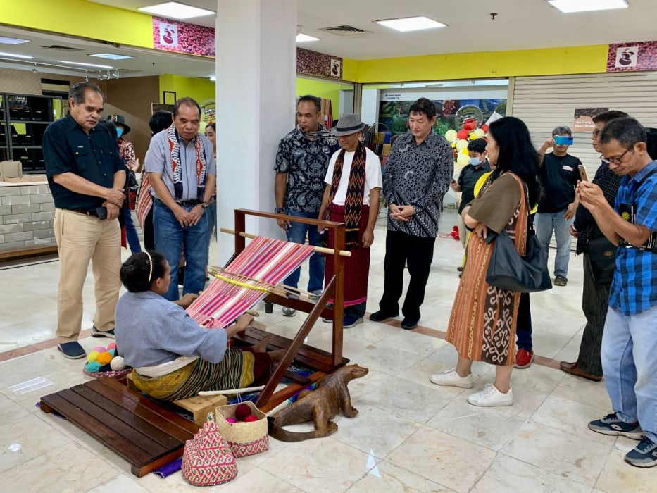 Diaspora NTT Jakarta Buka Galeri Tenun Ikat di Mangga Dua