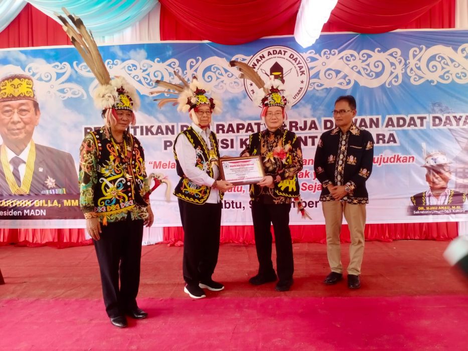 Owner Kayan Hydro Energi (KHE) Dianugerahi Gelar Kehormatan Warga Dayak