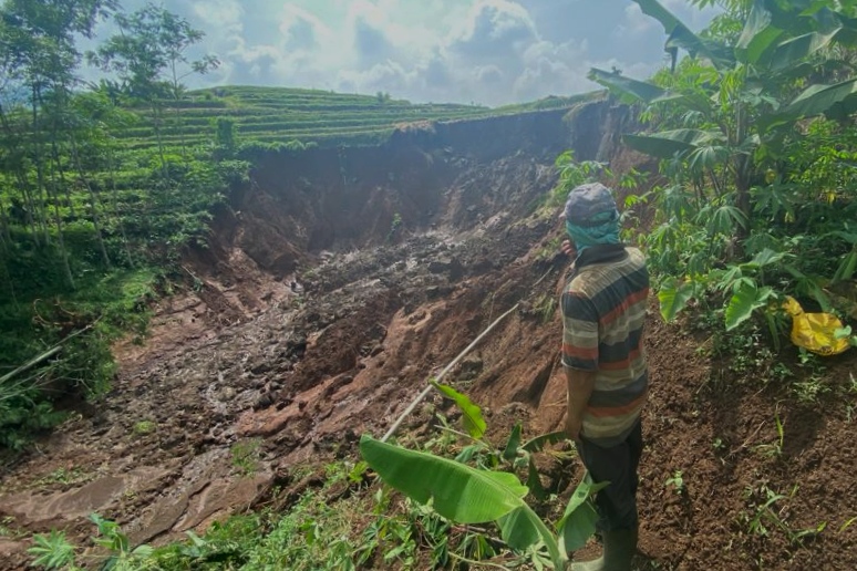 Lima Desa di Cikalongwetan Dikepung Banjir dan Tanah Longsor