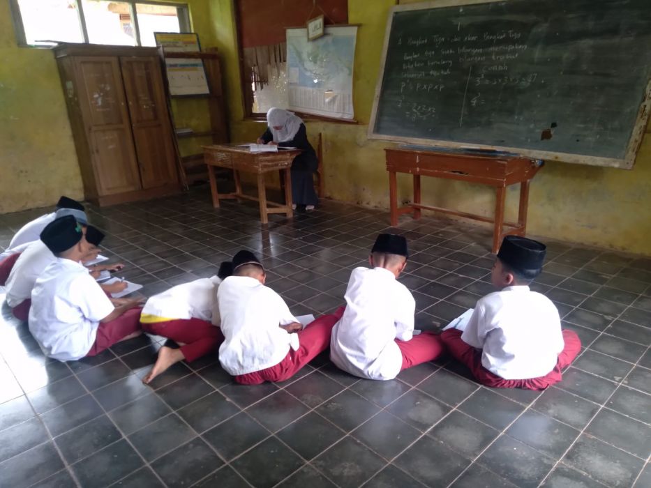 Siswa SDN Temanggung Tasikmalaya Belajar tanpa Meja dan Kursi