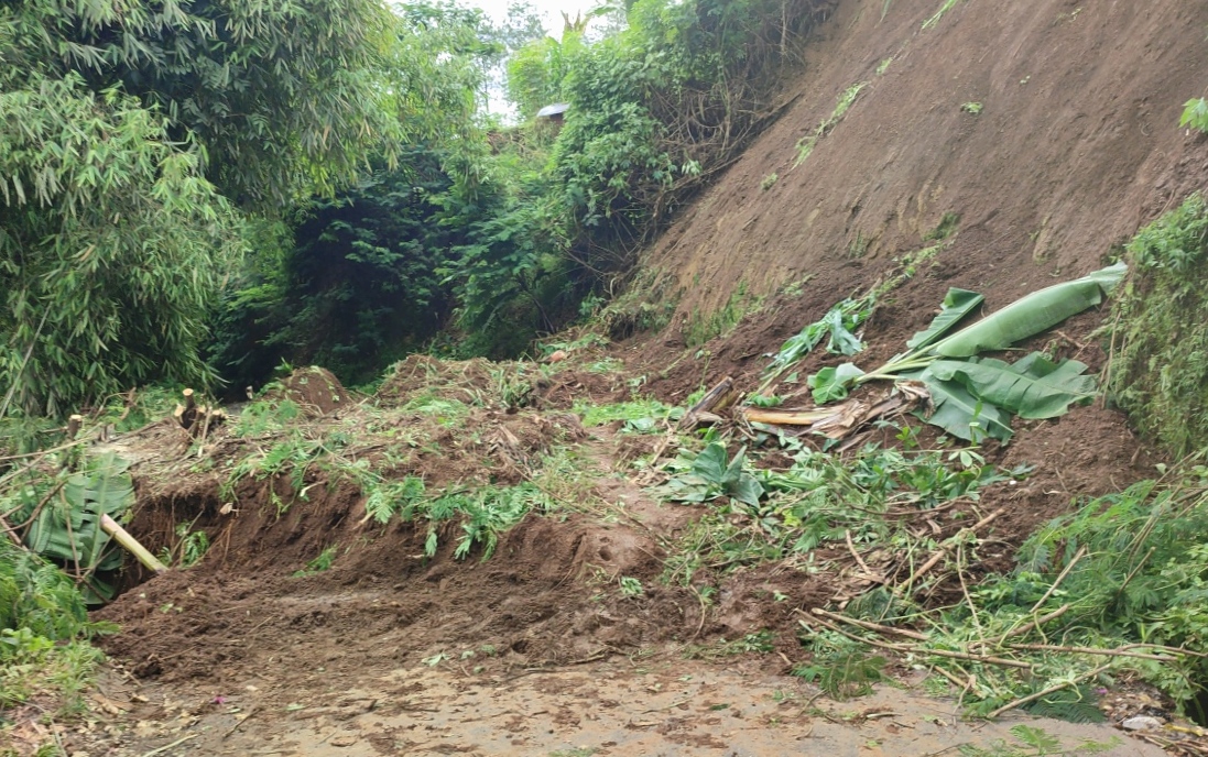 Tanah Longsor Tutup Akses Jalan di Wilayah Lembang